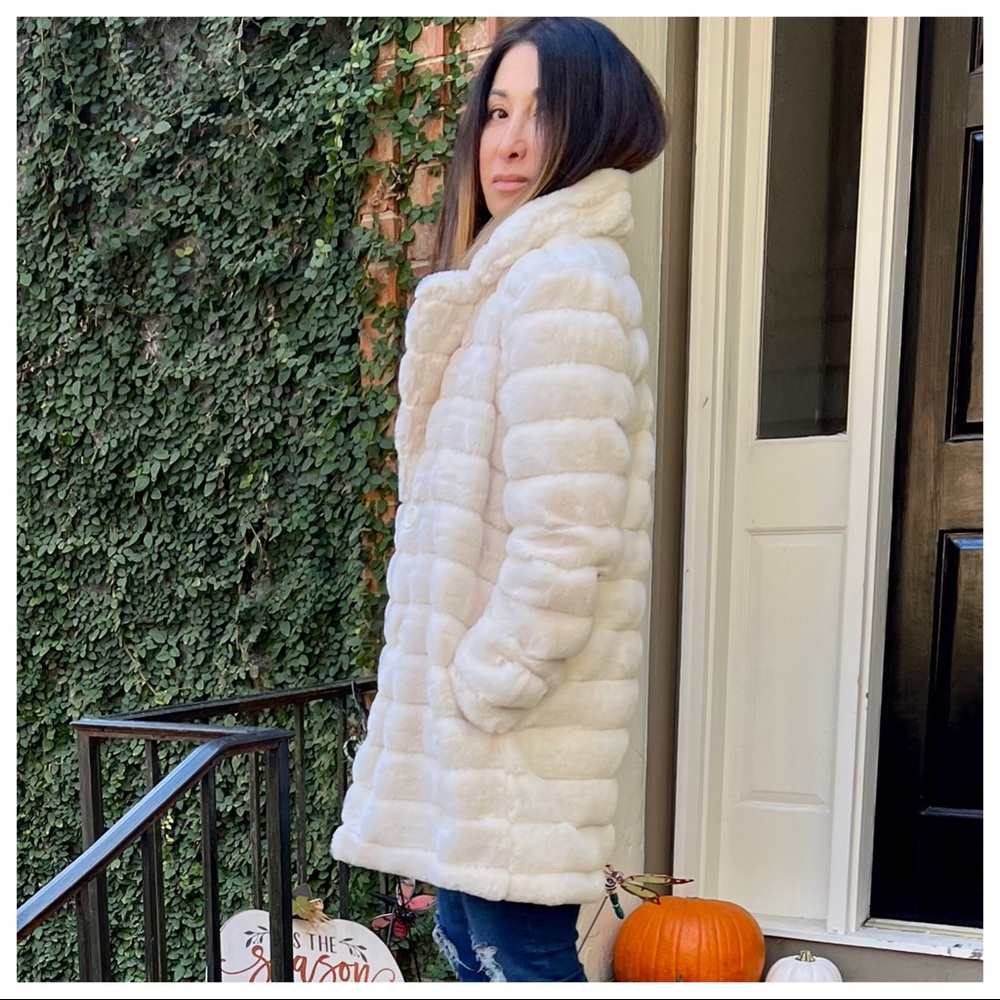 #30 Fabulous Winter white  soft Faux Fur Jacket with pockets - Picture 4 of 6